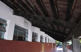 paredes-y-techo-humedecidos-y-vidrios-rotos-este-es-el-panorama-que-presentan-varias-escuelas-de-asuncion--195206000000-520186.jpg