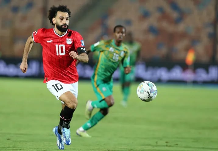 Mohamed Salah corre en procura del balón durante un partido de la selección de Egipto.