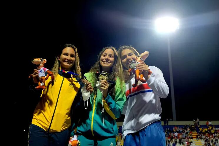 La nadadora olímpica Luana Alonso (derecha) abrió el medallero guaraní en los Juegos de Cali.