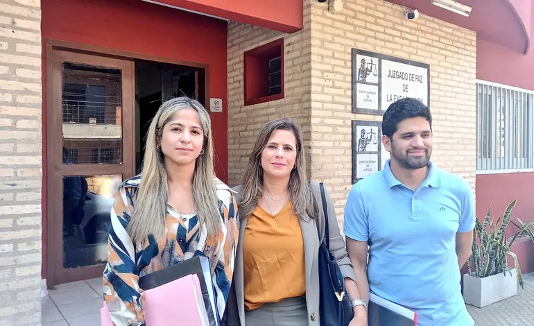 Soledad Blanco, Kattya González y Raúl Benítez en la presentación de una denuncia contra el diputado Rodrigo Gamarra por violencia contra la mujer ante un juzgado de paz.