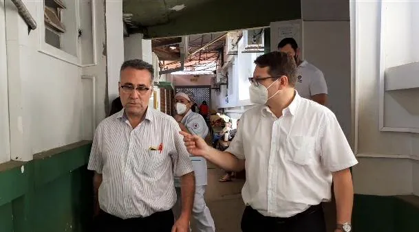 El fiscal Francisco Martínez en compañía del médico forense Aldo Von en el Hospital Regional de Encarnación.