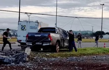 Policías inspeccionan el vehículo de la familia paraguaya que sufrió un accidente ayer en Foz de Yguazú, Brasil.