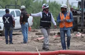 Rescatistas trabajando en la mina donde se encuentran 10 mineros atrapados, en el municipio de Sabinas, en Coahuila.