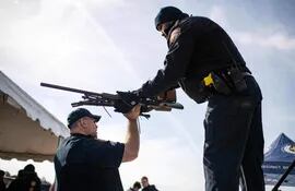 Un ciudadano entrega sus armas a la policía de Houston.