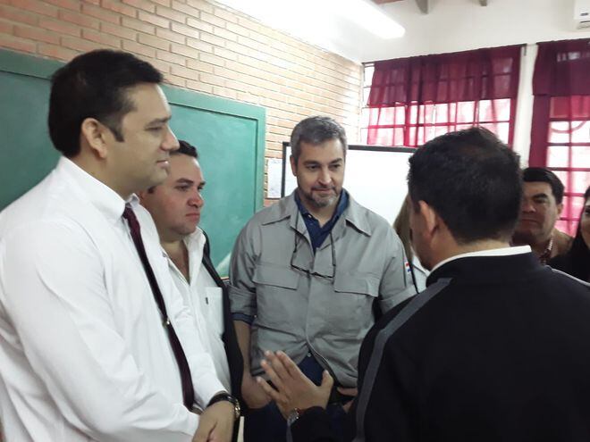 El presidente Mario Abdo Benítez, escuchando al intendente municipal de Horqueta, Jorge Urbieta y al director del IFD. En la ronda también está el ministro de Educación, Eduardo Petta y al concejal departamental Carlos Ledesma.