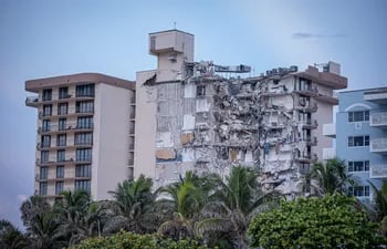 Vista exterior del edificio de 12 pisos derrumbado parcialmente hoy, cerca de 88th Street y Collins Avenue, en la ciudad de Surfside, al norte de Miami Beach, Florida (EE.UU.).