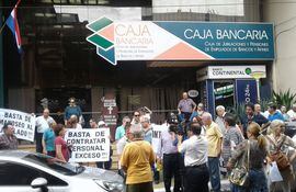 manifestacion-frente-a-caja-bancaria-112001000000-1589528.jpeg