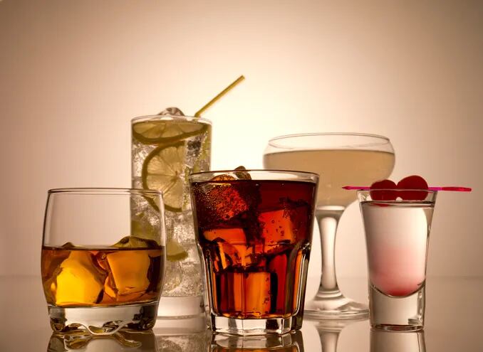 Whisky y otras bebidas alcohólicas en una barra.