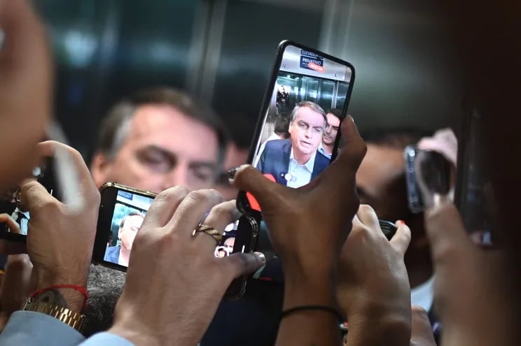 El expresidente de Brasil, Jair Bolsonaro, habla con la prensa mientras deja el Senado Federal después de visitar a su hijo, el senador Flávio Bolsonaro, en Brasilia (Brasil). (EFE)