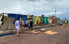 Al menos 37 viviendas en la zona de la franja costera en la Costanera de Asunción quedaron destruidas.