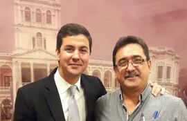 El sindicalista Juan Aldo Ernesto Snead Villasanti junto con el presidente Santiago Peña.