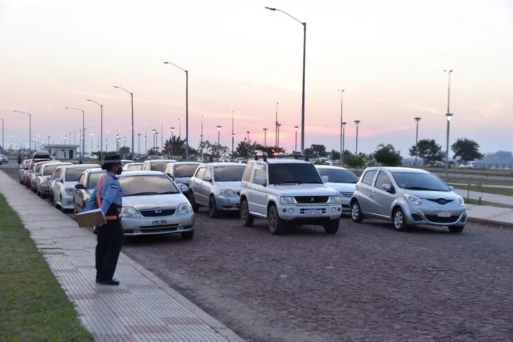 Ya se está formando la fila de vehículos de personas que esperan recibir mañana sus vacunas anticovid. Imagen de la Costanera de Asunción.