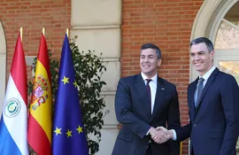 El presidente Santiago Peña con el presidente del Gobierno de España, Pedro Sánchez.