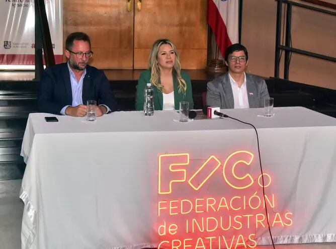 Camilo Guanes, presidente de la FIC; Angie Duarte, ministra de la Senatur; y Christian Gayoso, director ejecutivo del INAP dieron detalles de la cuarta edición del CREA+PY.