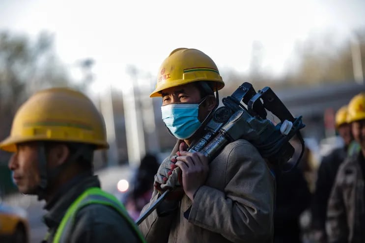 Un obrero con mascarilla en Pekín, China.