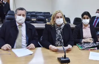 El abogado Guillermo Ferreiro,  María Esther Roa (c) y una colaboradora, en el primer juicio por violación de cuarentena.