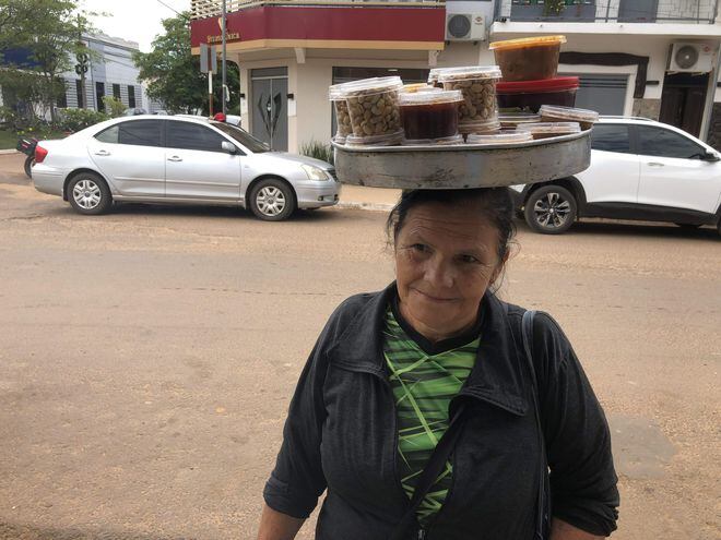 La trabajadora ofrece deliciosos dulces y tiene una clientela asegurada en Concepción. Ella es Esperanza Bustamante.
