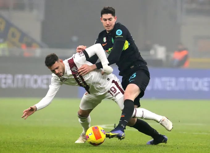 Antonio Sanabria trata de proteger el balón contra un defensor del Inter en el partido del Torino por la ronda 19 de la Serie A.