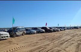 Un gran número de vehículos  en la playa respetaron los banderines para estacionar, mientras otros no lo hicieron y llegaron hasta el río.
