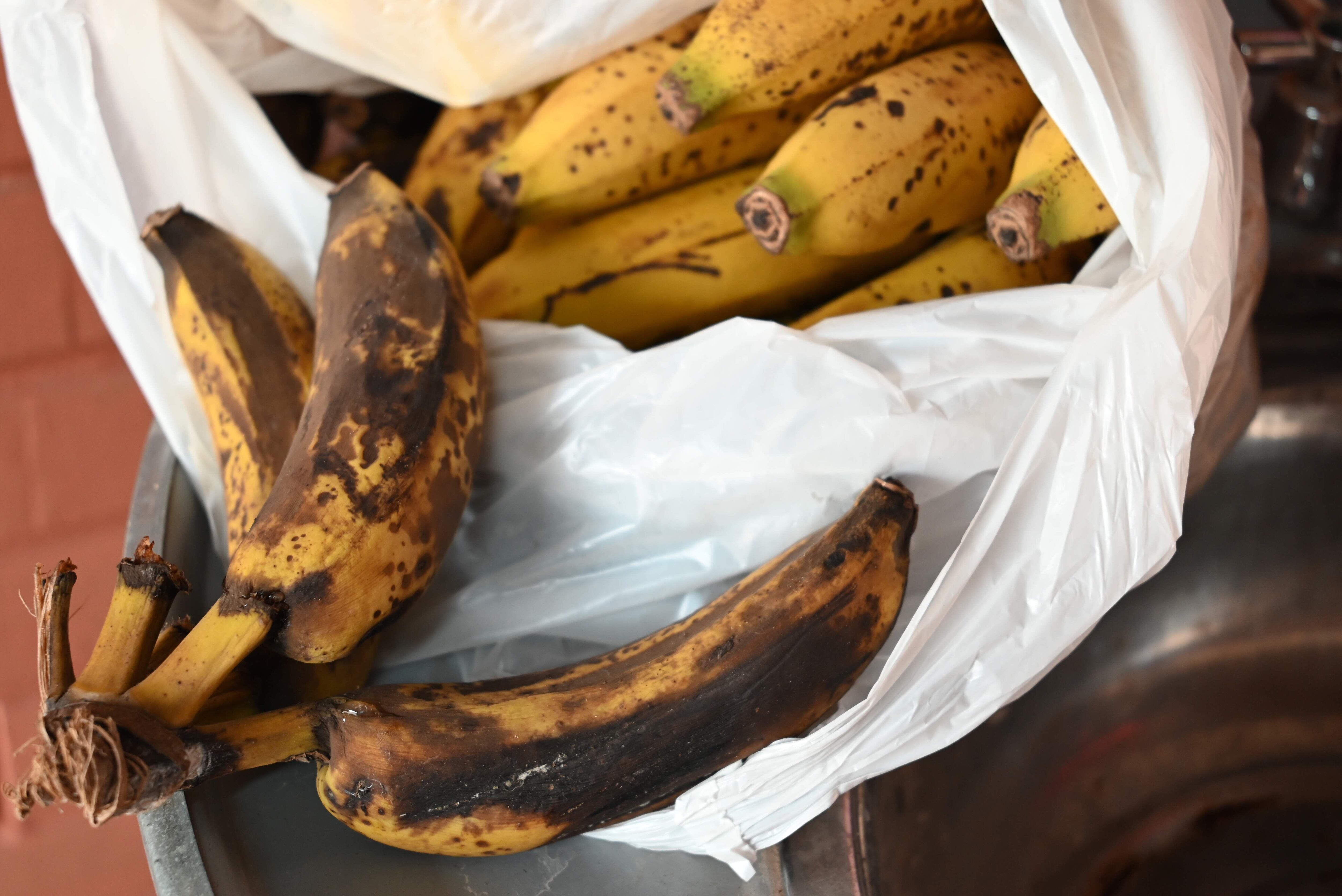 Bananas en estado de descomposición llegan a los escolares.