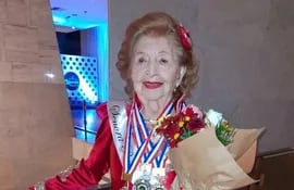 Divina, Irene Costa de Ontañón con todas las medallas que ganó en el certamen Señora Real Paraguay 2022.