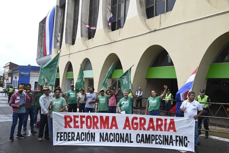 Dirigentes y seguidores de la Federación Nacional Campesina (FNC), este lunes, frente al local del MAG, en Yegros, entre Cerro Corá y 25 de Mayo.