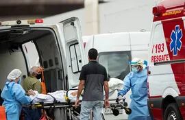 Personal médico de una ambulancia trasladan a un paciente para remitirlo en un hospital hoy, en Brasilia (Brasil).