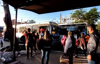 Cientos de personas aguardan un colectivo en las inmediaciones de la Terminal de Ómnibus de Asunción.