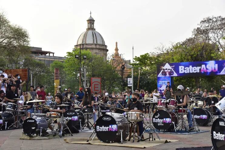 Un total de 33 bateristas, de diferentes edades, formaron parte del "BaterAsu" en la Plaza de la Democracia.