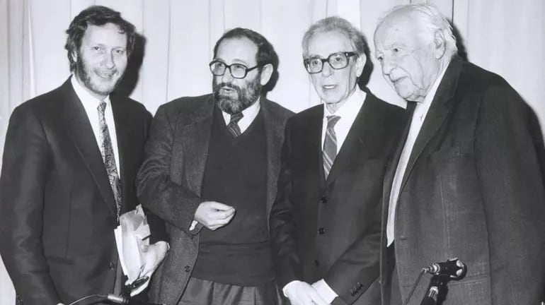Gianni Vattimo (a la izquierda) con Umberto Eco, Luigi Pareyson y Hans-Georg Gadamer en alguna esquina de los años 80