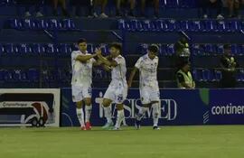 Rodrigo Rojas celebra su gol para el Sportivo Luqueño ante Sol de América, junto a sus compañeros.