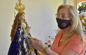 La senadora Gusinky viste a la imagen de la Virgen del Paso.