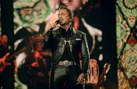 El cantante Alejandro Fernández, que el próximo lunes 27 se presentará en Asunción, ya se encuentra trabajando en lo que será su gira "Amor y patria", por ciudades de Estados Unidos y Canadá.