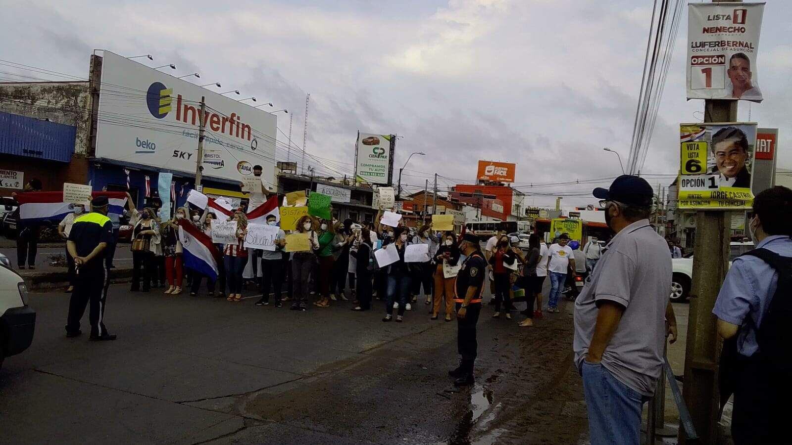 Escribanos y gestores bloquearon la avenida Eusebio Ayala, a la altura del Km. 5, frente a la sede de los Registros Públicos, para protestar por las falencias del sistema e-SIGR.