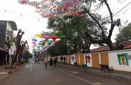 Bonita y llamativa ornamentación a lo largo del Paseo de los ilustres, al costado de la escuela y colegio nacional de Itauguá.