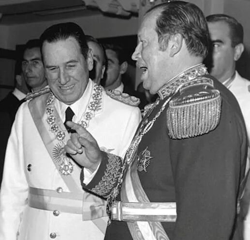 Juan Domingo Perón y Alfredo Stroessner, presidentes de Argentina y Paraguay, respectivamente, en agosto de 1954
