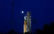 El cohete Luna Artemis I de la NASA se encuentra en el Launch Pad Complex 39B en el Centro Espacial Kennedy, en Cabo Cañaveral, Florida.