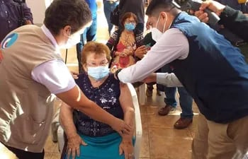 Doña Efigenia Nuñez, de 85 años, fue la primera persona en  recibir la vacuna Covaxin en el inicio de la jornada de inmunización a adultos mayores en Alto Paraná.