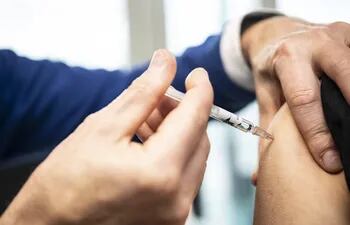 ILUSTRACIÓN - A los adultos que no hayan tenido varicela se les recomienda evaluar vacunarse contra esta enfermedad. Foto: Robert Günther/dpa