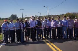 El presidente de la República, Mario Abdo Benítez (c), inauguró el asfaltado que une la compañía Santa Rita, distrito de San Ignacio, con la localidad de Yabebyry.