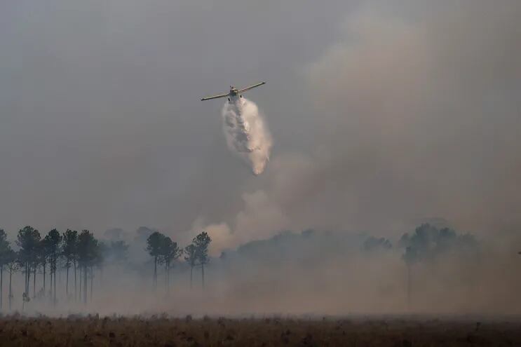 La provincia argentina de Córdoba trabaja este martes contrarreloj para contener el 20 % que permanece activo de un incendio forestal desatado en el ala suroeste del cerro Uritorco, en el departamento de Punilla.