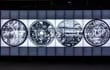 Los mensajes se muestran en pantallas de alta definición, antes del proceso de codificación del disco de zafiro, una cápsula lunar de información artística destinada a la Luna, en el laboratorio INRIA, Francia.