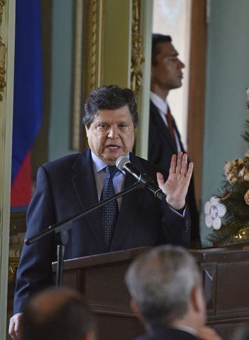 El ministro del Interior, Euclides Acevedo (c) presentó ayer su informe de gestión en Palacio.