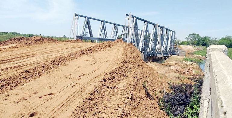 Uno de los puentes metálicos emplazados en Yabebyry, Misiones. (Gentileza)
