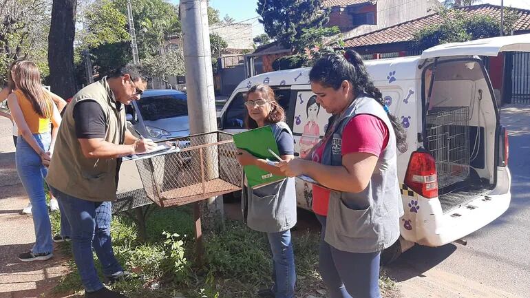 Funcionarios municipales y de Defensa Animal intervienen ante la denuncia de perros muertos en una vivienda ubicada en el barrio Los Lareles.