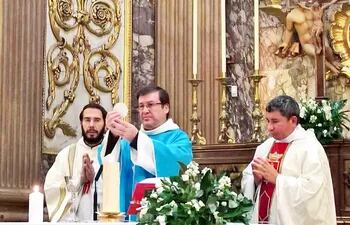 el-sacerdote-paraguayo-alcides-ceferino-negrete-junto-con-el-rector-de-la-basilica-joan-martinez-porcell-presidieron-la-emotiva-misa-en-honor-a-tupsy-231013000000-1531481.jpg