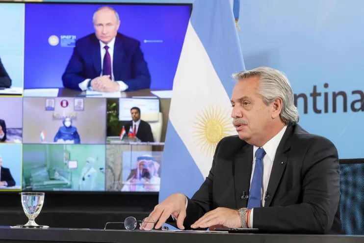 El presidente argentino Alberto Fernández habla en una video conferencia con su par ruso Vladimir Putin y anuncian la producción de la vacuna Sputnik V en Argentina.