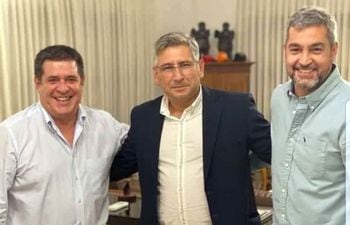 Juan Carlos Vera (centro) junto al expresidente Horacio Cartes y el actual mandatario Mario Abdo Benítez.