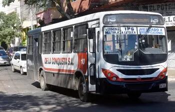 En este momento, las diferentes empresas disminuyeron la frecuencia de buses en las calles.