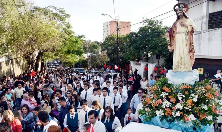 La fiesta del Sagrado Corazón de Jesús es una de las fiestas parroquiales más tradicionales  del Paraguay.